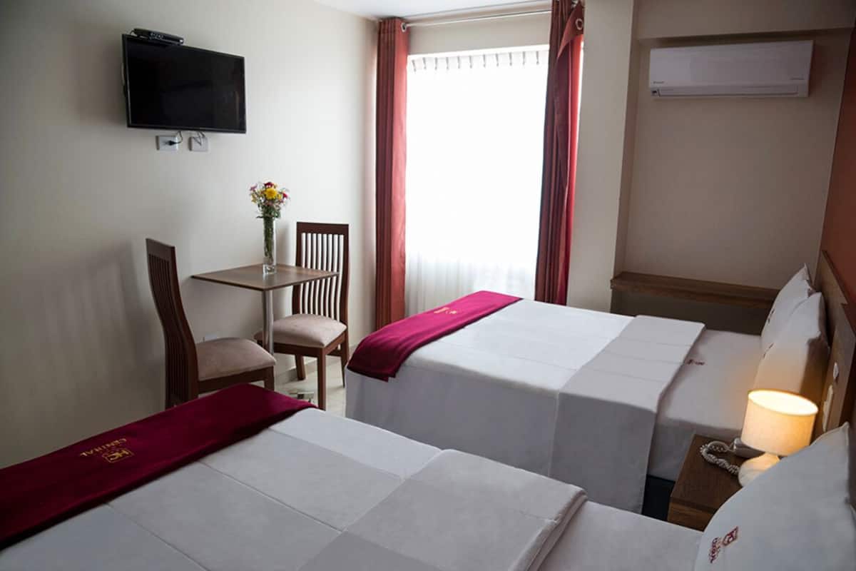 Ropa de cama de alta calidad y caja de seguridad en la habitación