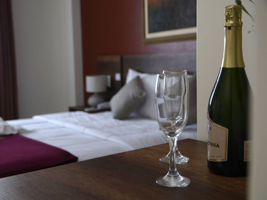 Double Room, 1 Queen Bed | Premium bedding, in-room safe, desk, free WiFi