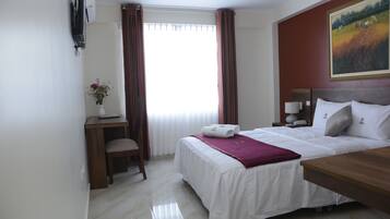 Habitació doble, 1 llit de matrimoni | Roba de llit d'alta qualitat, caixa forta a l'habitació i escriptori