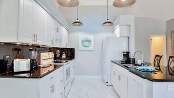 Full-sized fridge, microwave, oven, stovetop