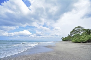 Beach nearby, black sand, beach shuttle, beach towels - Playa Lagarto Eco Development (Cuajiniquil)