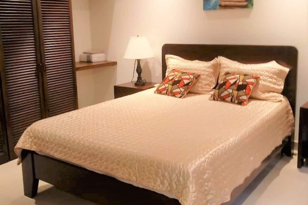 Jungle House | 1 bedroom, in-room safe, iron/ironing board, bed sheets