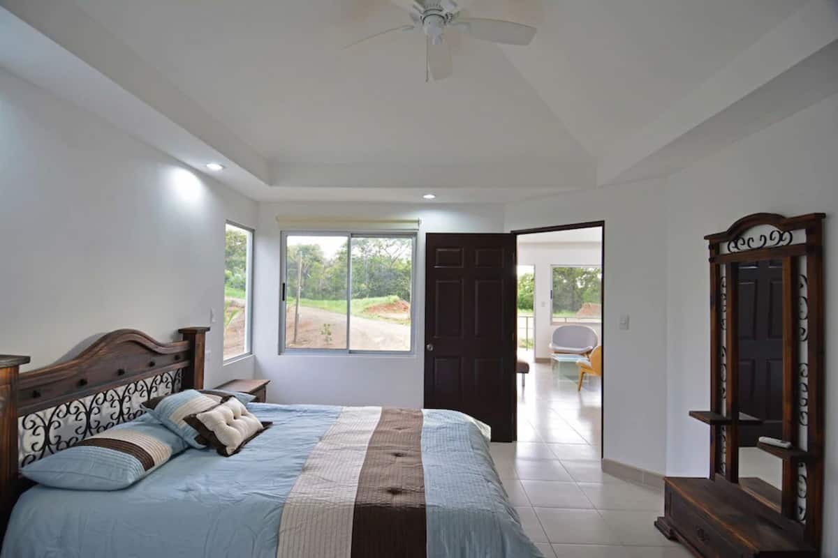 Monkey House | 1 bedroom, in-room safe, iron/ironing board, bed sheets