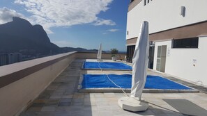 Utomhuspool och pool på takterrassen