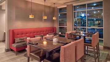 Desayuno a la carta diario (USD 14 por persona)