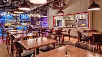 2 restaurantes; se sirven desayunos y cenas