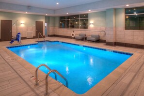 室內游泳池，開放時間為 09:00 至 21:00，提供日光浴躺椅