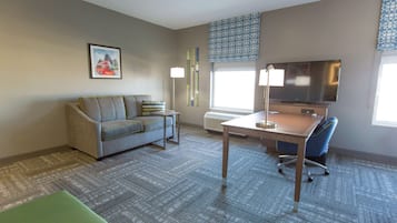 Studio, 1 Tempat Tidur King dengan tempat tidur Sofa, lemari es & microwave | Seprai premium, brankas, meja kerja, dan tirai kedap cahaya