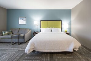 Roupas de cama premium, cofres nos quartos, escrivaninha