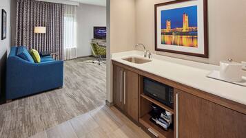 Studio, 1 King Bed, Refrigerator & Microwave (Wet bar)