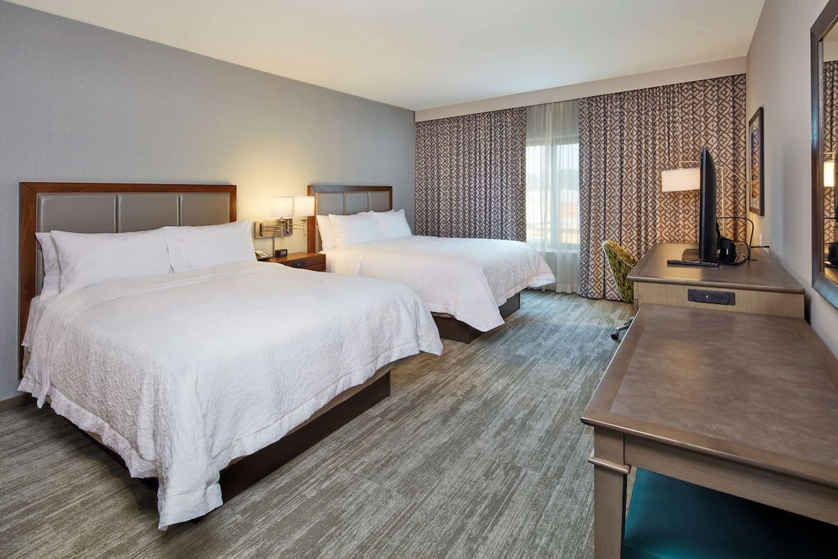 Egyptian cotton sheets, premium bedding, in-room safe, desk