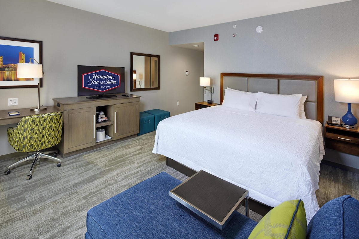 Room, 1 King Bed, Refrigerator, City View | Egyptian cotton sheets, premium bedding, in-room safe, desk