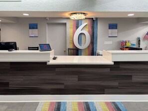 Lobby - Motel 6 Tallahassee, FL – North Monroe (Tallahassee)
