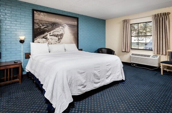 Desk, blackout curtains, soundproofing, iron/ironing board - Motel 6 Tallahassee, FL – North Monroe (Tallahassee)