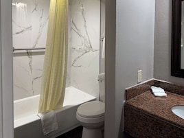 Ducha y bañera combinadas y artículos de higiene personal gratuitos