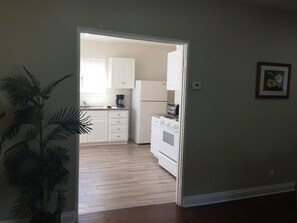 Frigorifero, microonde (su richiesta), macchina per tè/caffè