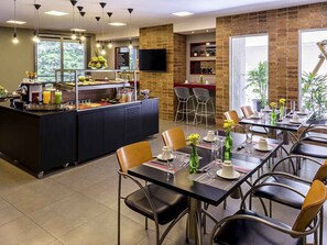Daily continental breakfast (BRL 45 per person)