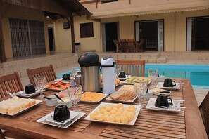 Outdoor dining - Pousada Jhon Paradouro (Penha)