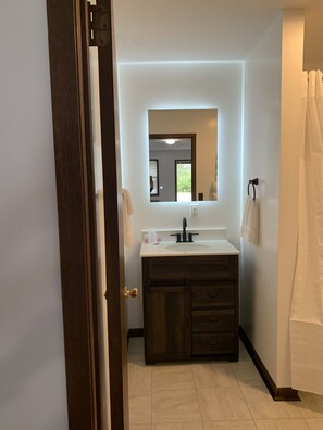 Habitación estándar, 2 camas Queen size | Lavabo en el baño