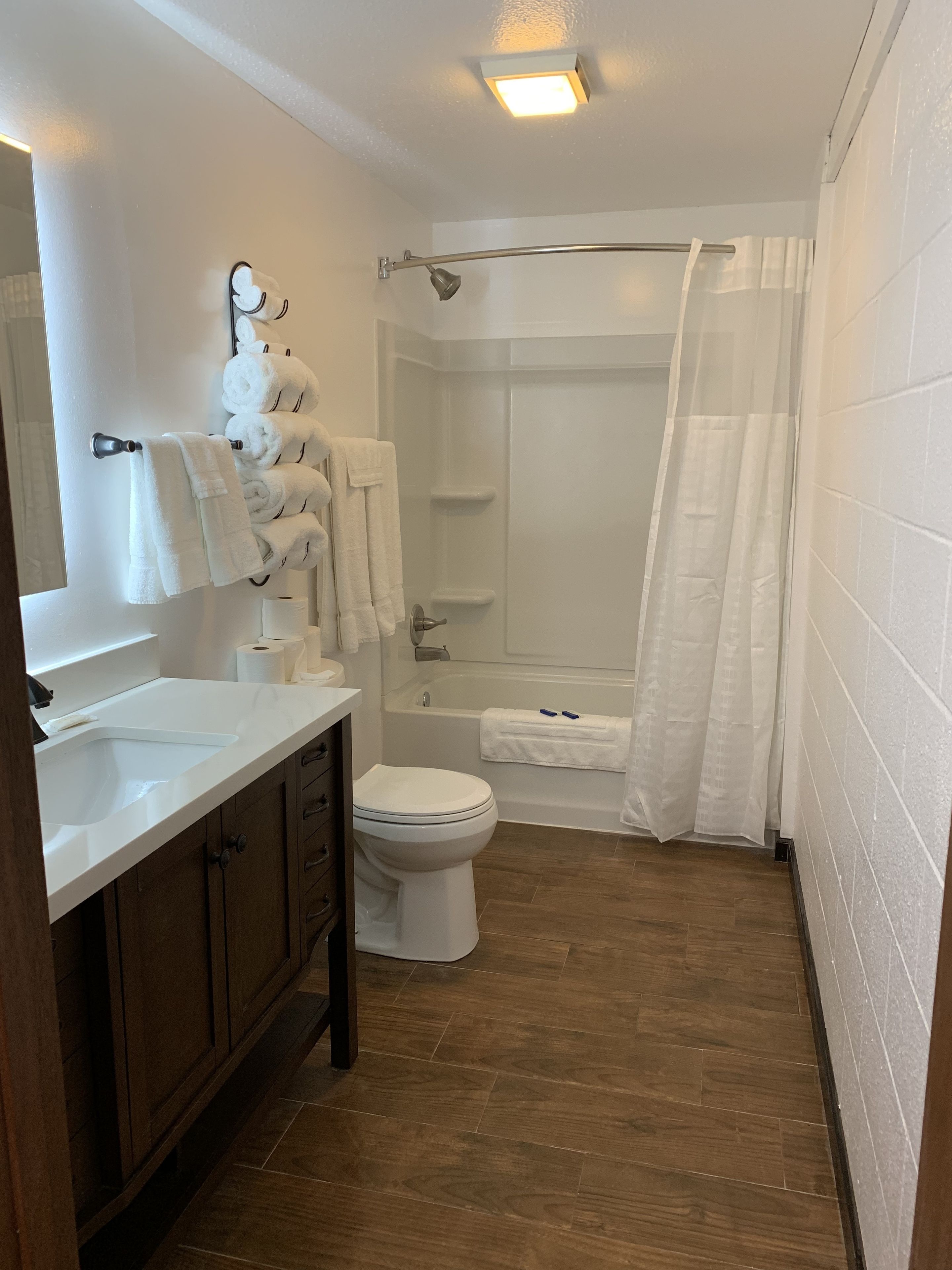 Habitación Deluxe, varias camas, refrigerador y microondas | Baño | Tina con regadera y toallas 