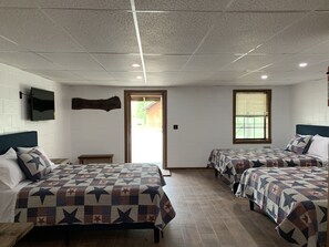 Deluxe Room, Multiple Beds, Refrigerator & Microwave | Living area | Smart TV - Big South Fork Lodge (Jamestown)