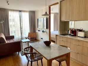 1 habitación, minibar, escritorio y espacio para trabajar con laptop 