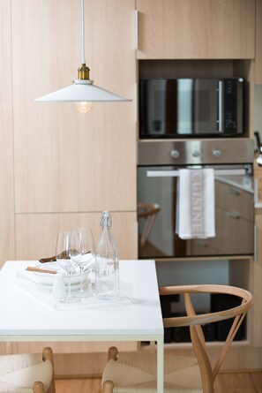 Refrigerador, microondas, horno, placa de cocina