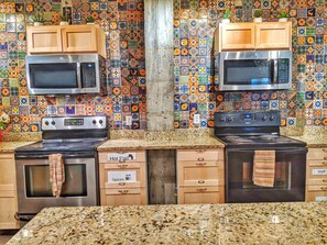 Full-sized fridge, microwave, oven, stovetop