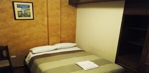 Iron/ironing board, rollaway beds, free WiFi