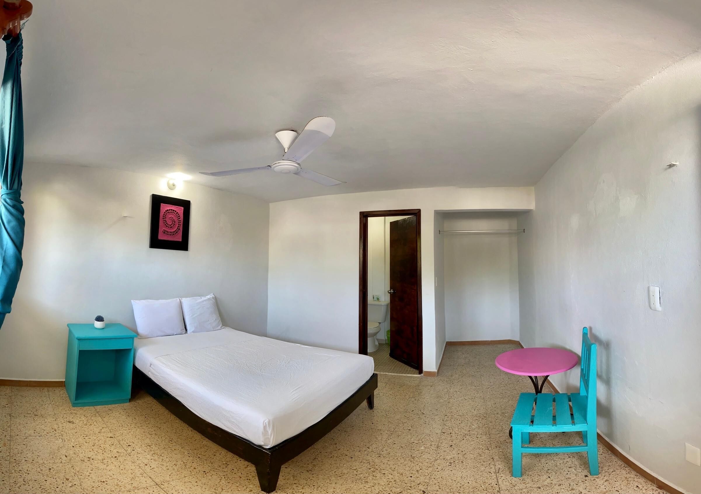 Cortinas blackout, wifi gratis y ropa de cama 