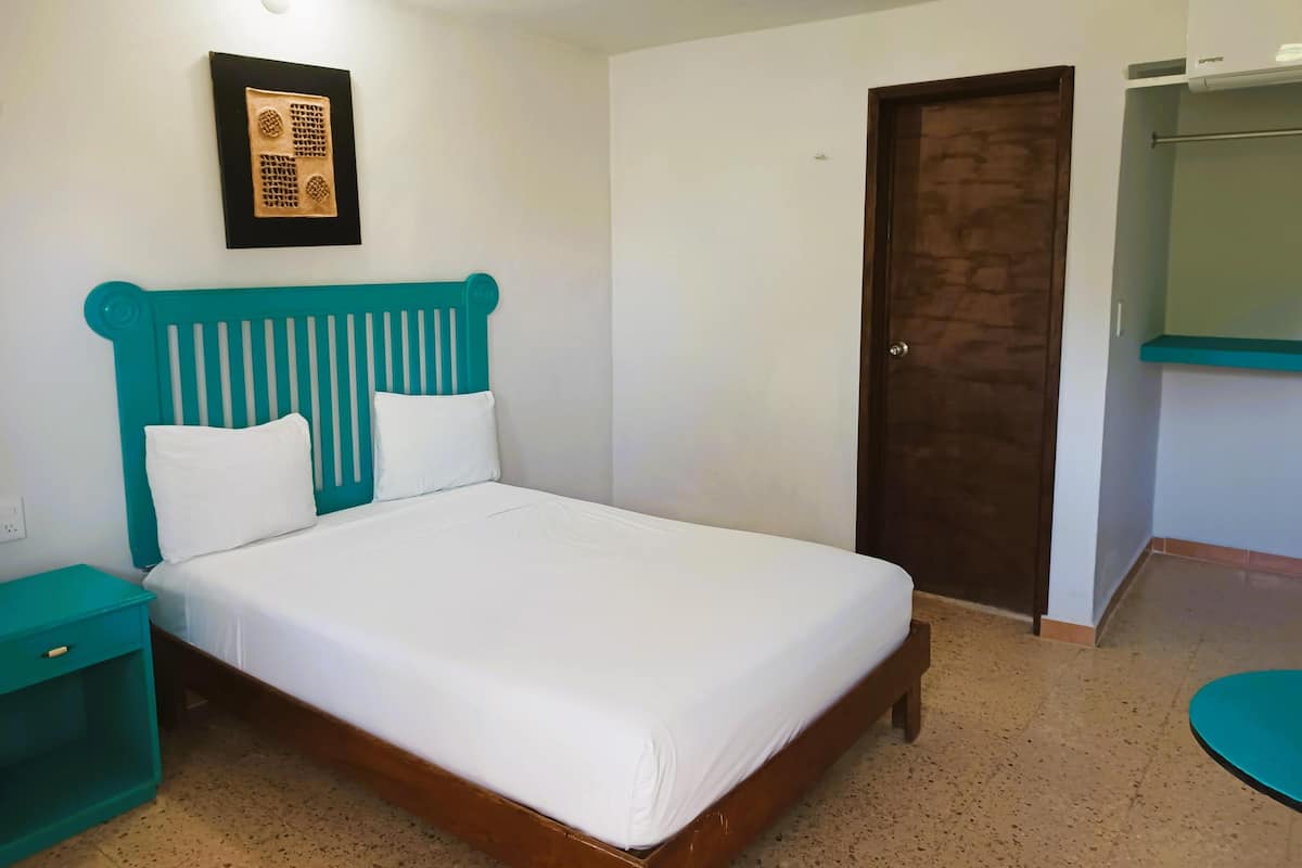 Blackout drapes, free WiFi, bed sheets