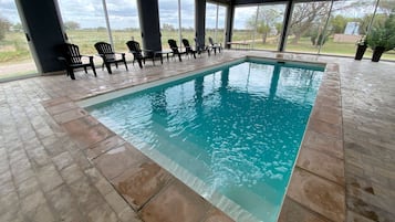 من حمّامات السباحة المغطاة