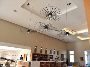 Bar (on property) - Howard Johnson by Wyndham San Francisco Resort & Conv Center (San Francisco)