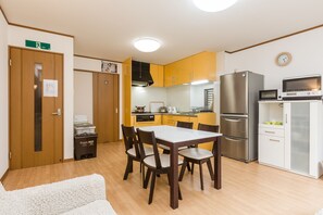 Fridge, microwave, oven, stovetop - Awaza House (Osaka)