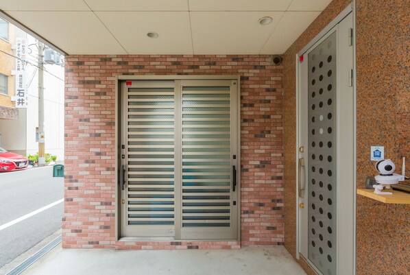 Property entrance - Awaza House (Osaka)