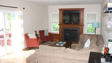 Älytelevisio, takka, videopelejä, DVD-soitin