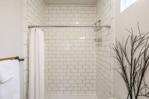 Douche, sèche-cheveux, serviettes fournies, savon