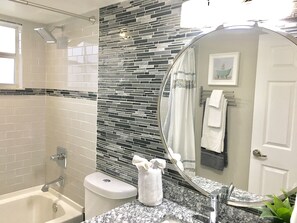 Bathtub, hair dryer, towels - JUST REMODELED!! 3BR/2BR Chic Villa Near Disney UNIT A (Kissimmee)