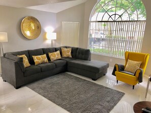 Een smart-tv, een dvd-speler en een stereo