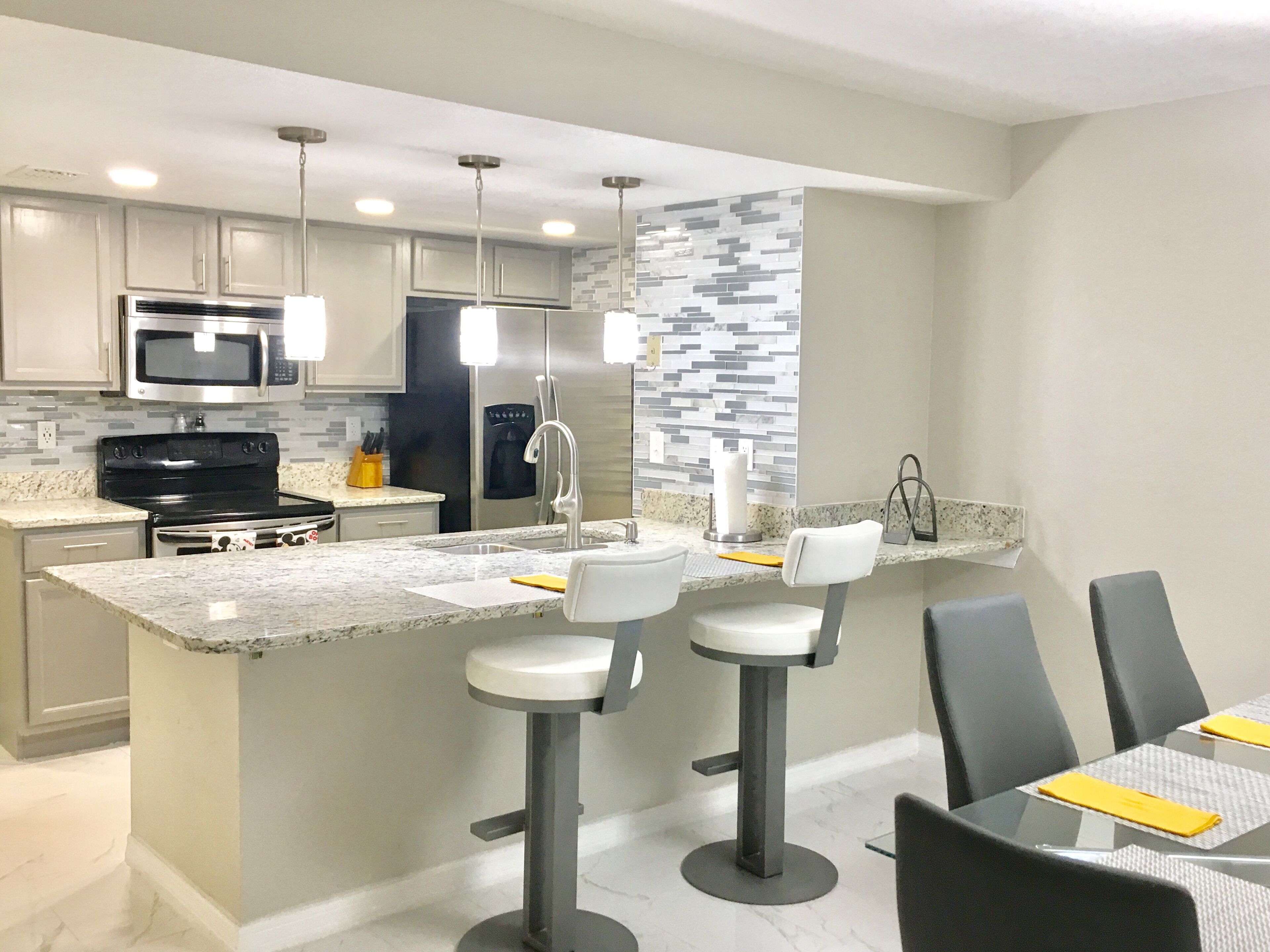 ثلاجة، ميكروويف، فرن، موقد طهي مسطح