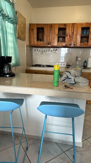Réfrigérateur, micro-ondes, plaque de cuisson, cafetière/bouilloire