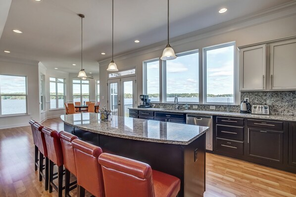 ثلاجة، ميكروويف، فرن، موقد طهي مسطح