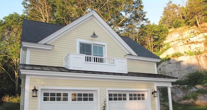Romantic Guesthouse in Historic Downtown Waterfront District!