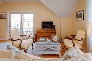Smart TV, books - Romantic Guesthouse in Historic Downtown Waterfront District! (Mystic)