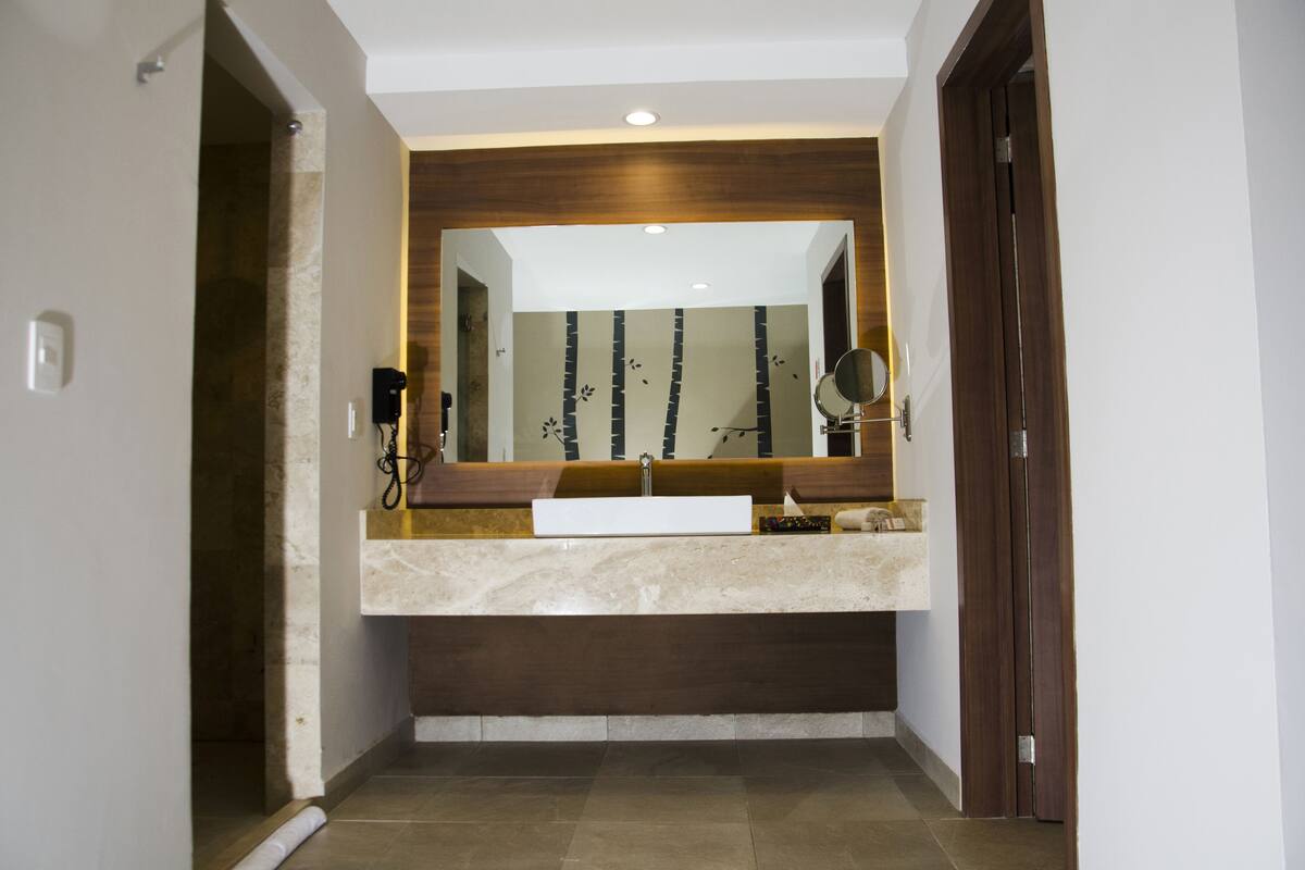 deluxe double room | bathroom | rainfall showerhead, free toiletries, hair dryer, towels