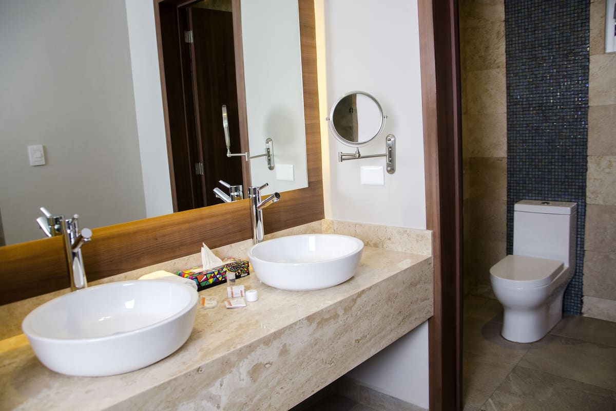 rainfall showerhead, free toiletries, hair dryer, towels