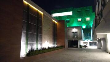 Un bâtiment à l’architecture moderne, doté de grandes fenêtres et d’un hall d’entrée bien éclairé.