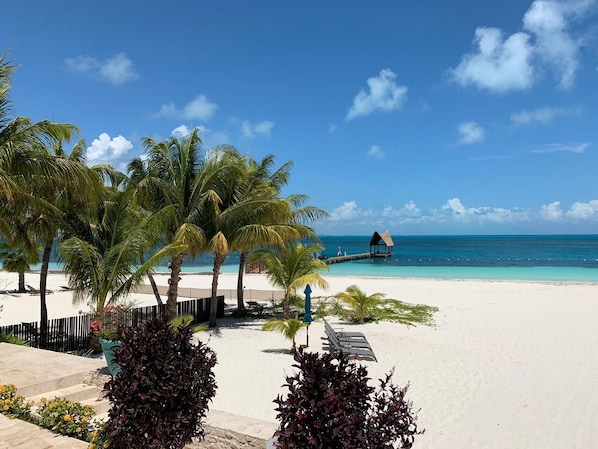 Sulla spiaggia, lettini da mare, teli da spiaggia