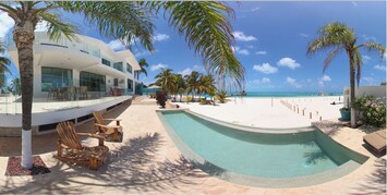 Beautiful beachfront property that overlooks the nice and shallow Caribbean.
