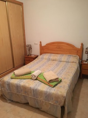 2 habitaciones, tabla de planchar con plancha y wifi gratis 